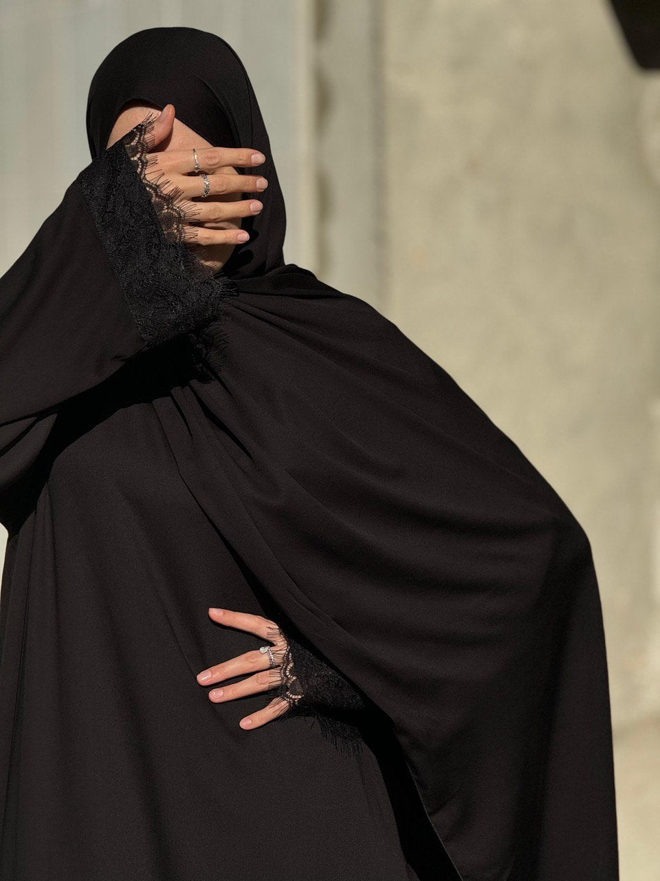 Abaya mit passendem Kopftuch und Spitze