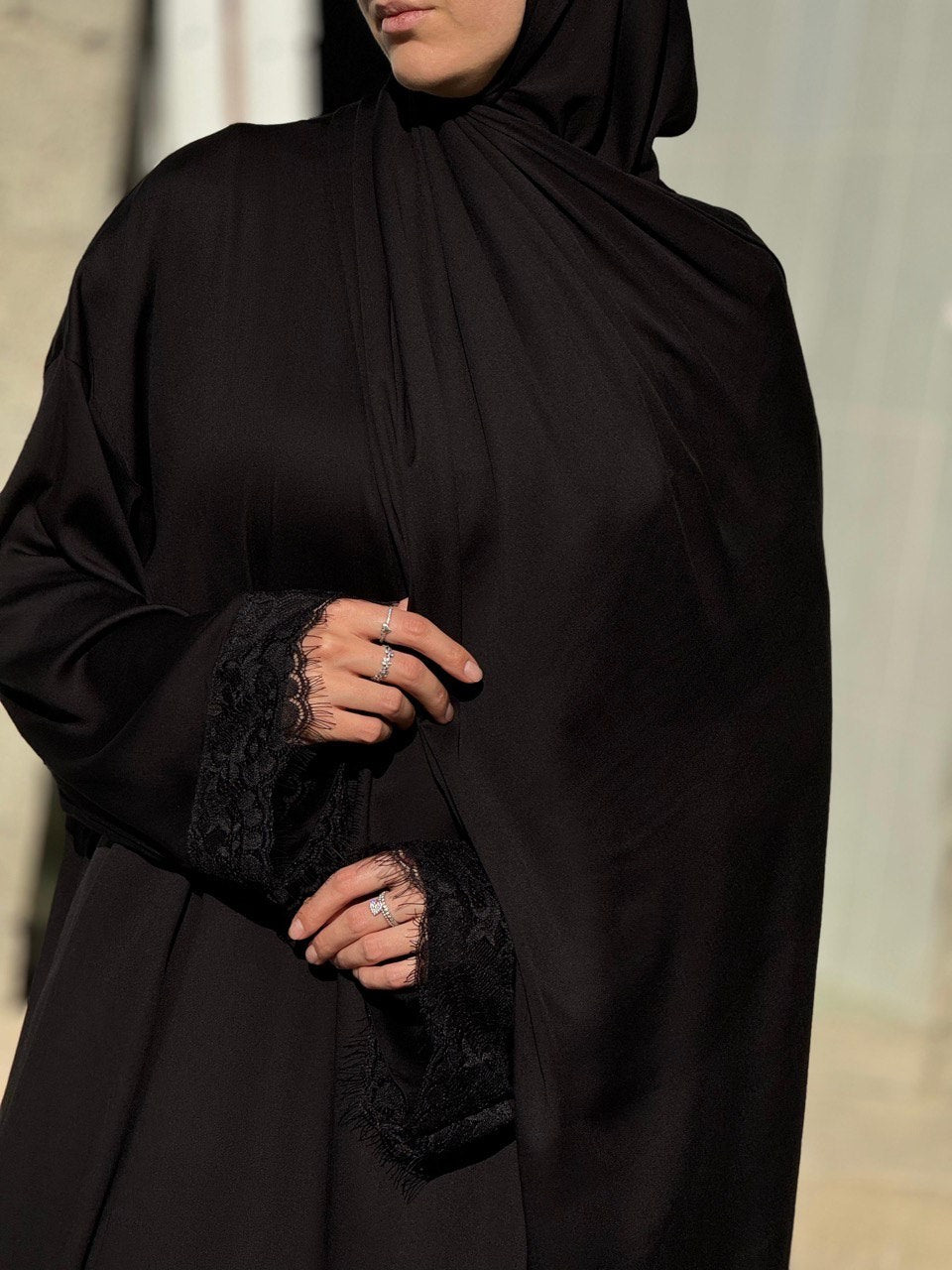 Abaya mit passendem Kopftuch und Spitze