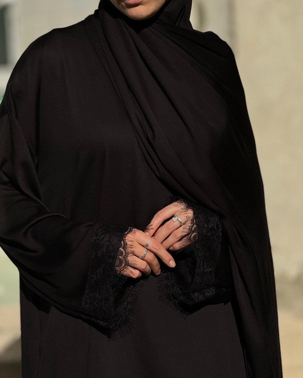 Abaya mit passendem Kopftuch und Spitze