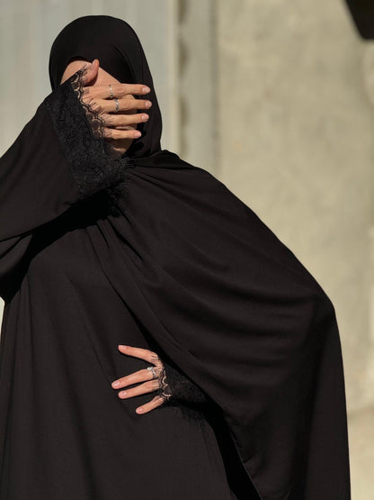 Abaya mit passendem Kopftuch und Spitze