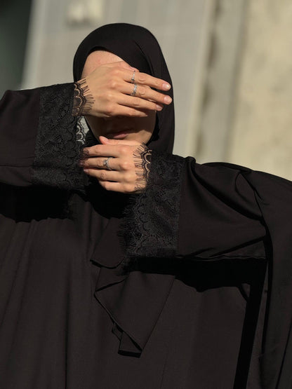 Abaya mit passendem Kopftuch und Spitze