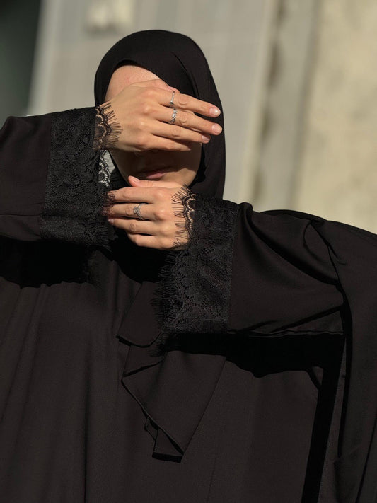 Abaya mit passendem Kopftuch und Spitze